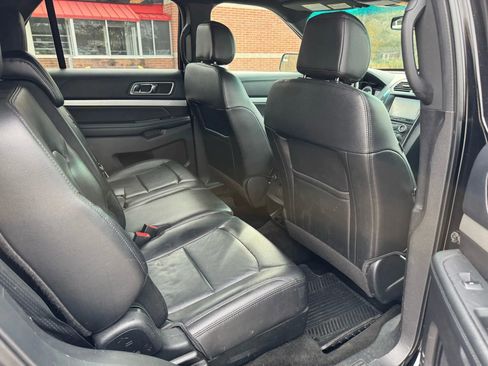 Used 2016 Ford Explorer XLT w/ Equipment Group 202A image 9