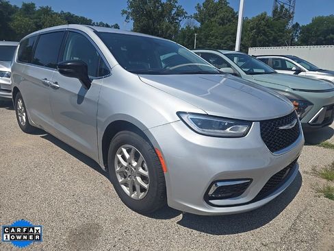 Used 2024 Chrysler Pacifica Touring-L FWD image 2