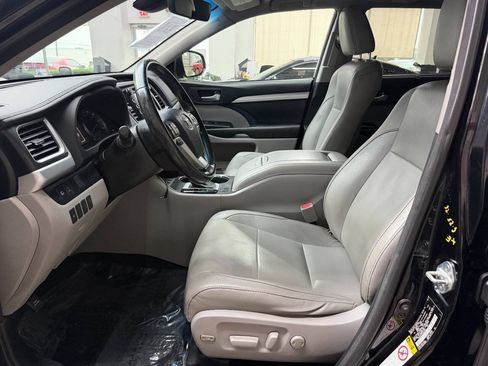Used 2017 Toyota Highlander XLE AWD/4WD image 11