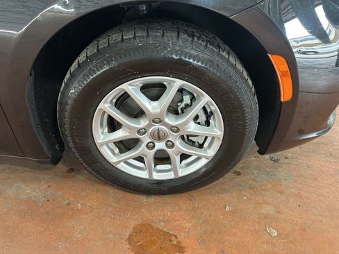 Used 2022 Chrysler Pacifica Touring-L image 10