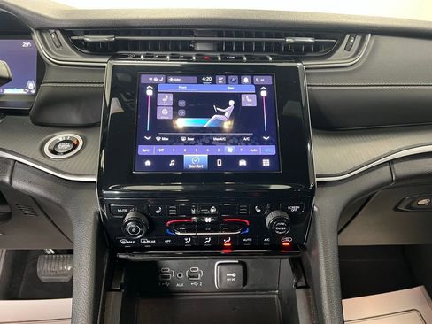 Used 2024 Jeep Grand Cherokee L Laredo image 14