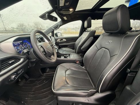 Used 2023 Chrysler Pacifica Limited w/ Uconnect Theater Family Group image 11