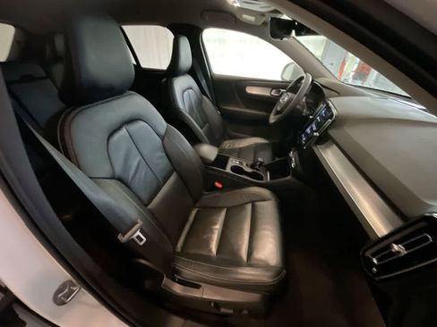Used 2022 Volvo XC40 T5 Momentum image 24