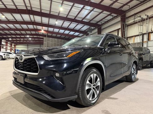 Used 2021 Toyota Highlander XLE AWD/4WD image 9