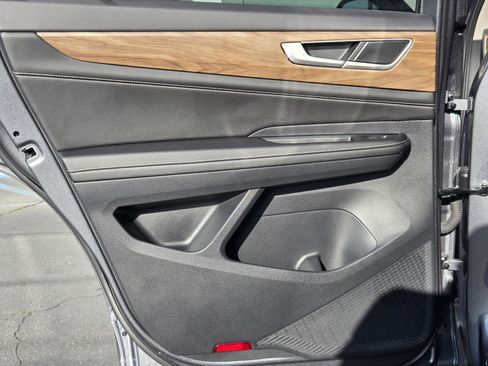 Used 2025 Volkswagen Atlas SE image 23