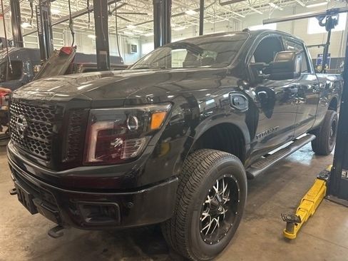 Used 2018 Nissan Titan SV w/ SV Convenience Package image 2