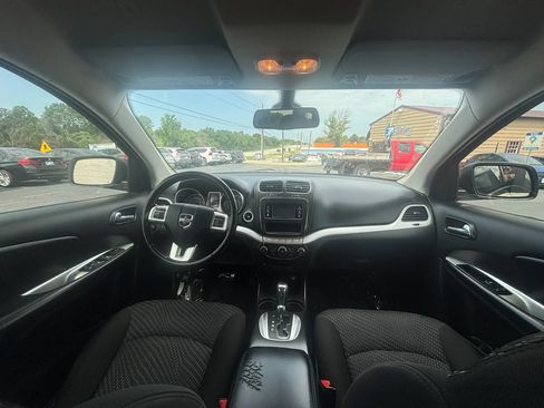Used 2020 Dodge Journey SE w/ SE Popular Equipment Group FWD image 2