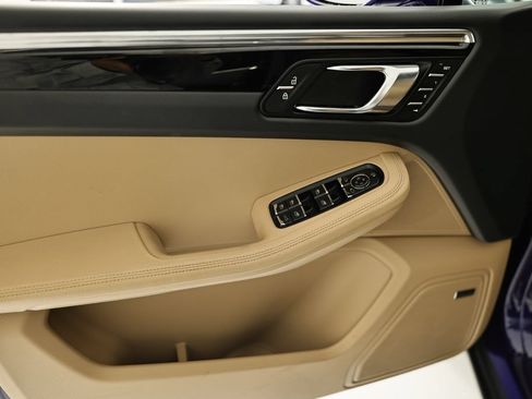 Certified 2026 Porsche Macan AWD/4WD image 19