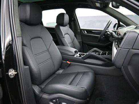 New 2026 Porsche Cayenne Turbo AWD/4WD image 32