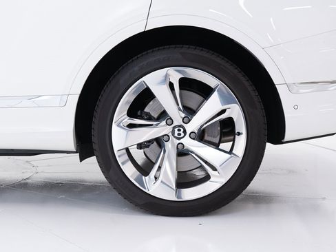 Used 2024 Bentley Bentayga V8 image 43