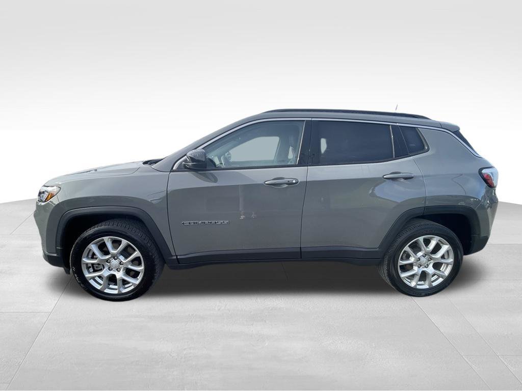 Used 2023 Jeep Compass Latitude AWD/4WD image 16