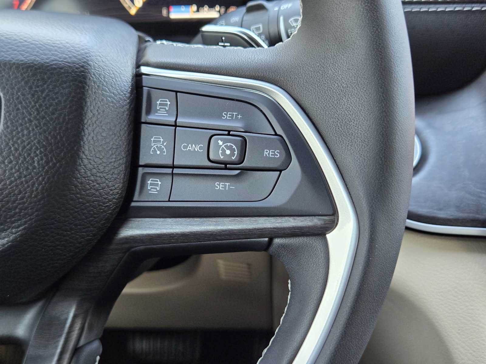 Used 2025 Jeep Grand Cherokee Limited w/ Luxury Tech Group II AWD/4WD image 29