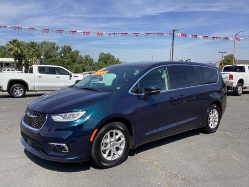 Used 2023 Chrysler Pacifica Touring-L FWD image 5