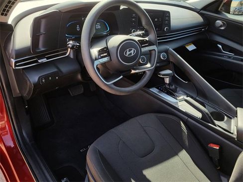 Certified 2025 Hyundai Elantra SE image 16