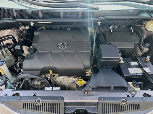 Used 2015 Toyota Sienna LE FWD image 25