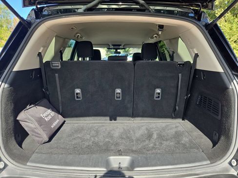 Certified 2024 Nissan Pathfinder SV FWD image 12