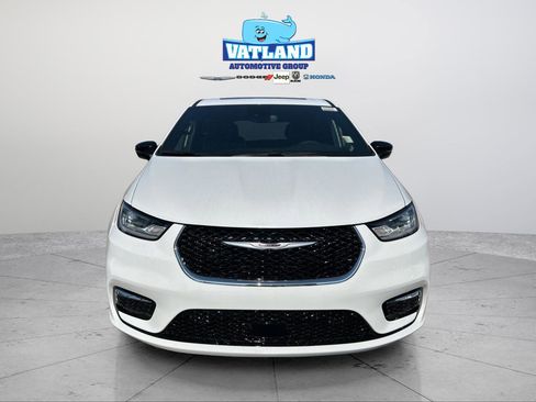 New 2026 Chrysler Pacifica Limited FWD image 8