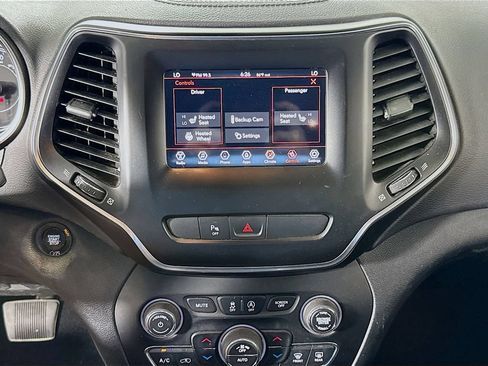 Used 2019 Jeep Cherokee Latitude Plus w/ Comfort/Convenience Group AWD/4WD image 19