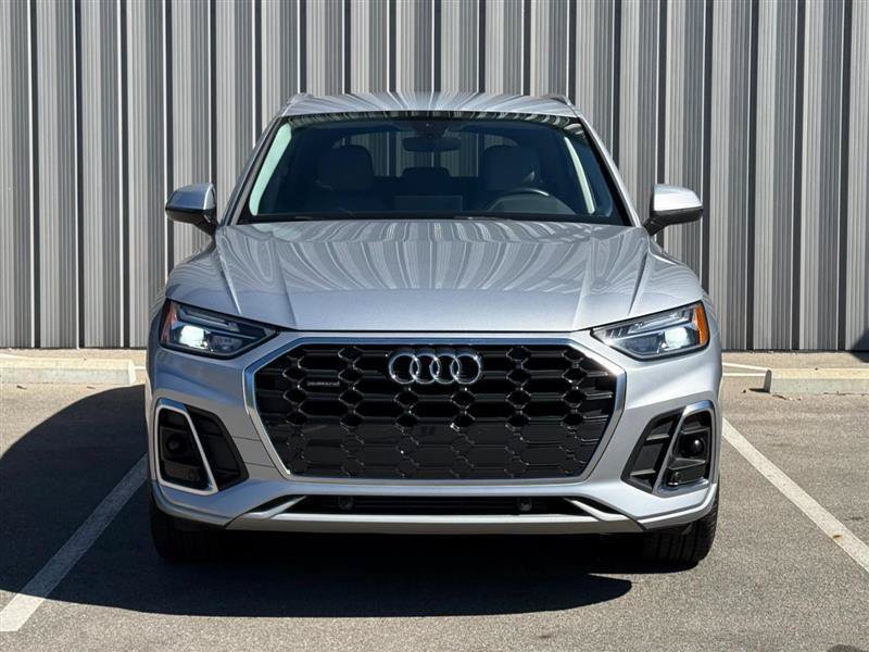Used 2023 Audi Q5 2.0T Premium w/ Convenience Package AWD/4WD image 2