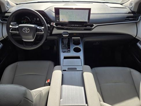 Used 2025 Toyota Sienna XLE w/ XLE Plus Package FWD image 14