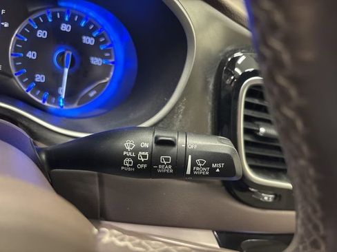 Used 2019 Chrysler Pacifica Touring-L FWD image 25