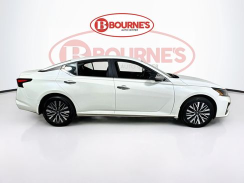 Used 2024 Nissan Altima 2.5 SV AWD/4WD image 10