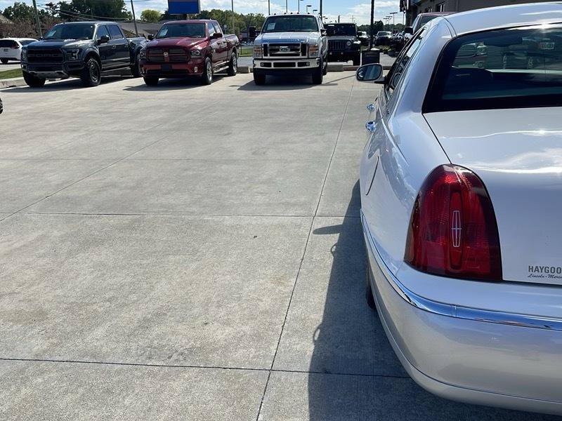 Used 1999 Lincoln Town Car Signature RWD image 14