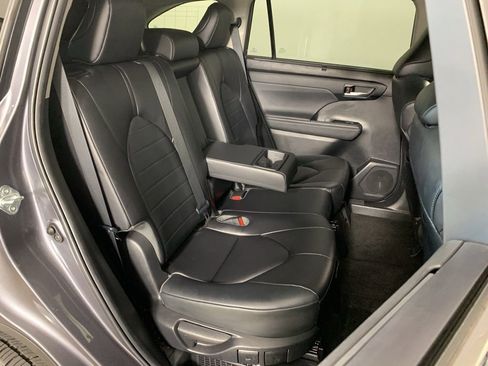Used 2023 Toyota Highlander XLE AWD/4WD image 39