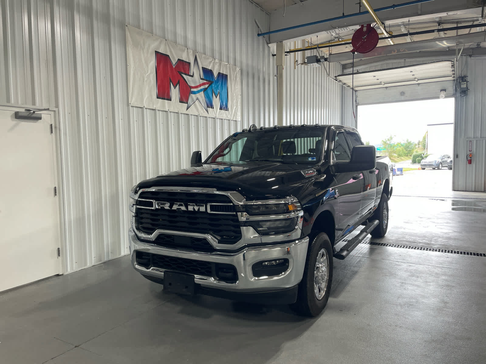 Used 2025 RAM 2500 Tradesman w/ Chrome Appearance Group AWD/4WD image 2