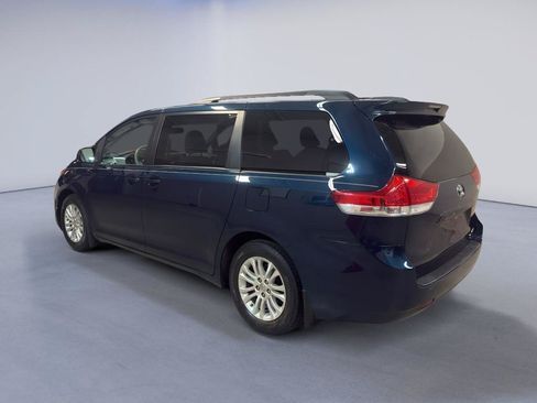 Used 2012 Toyota Sienna XLE w/ Entertainment Pkg FWD image 5