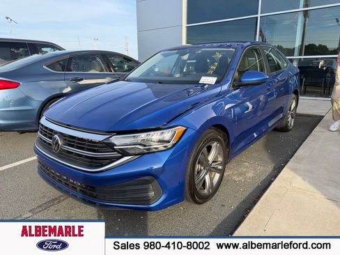 Used 2024 Volkswagen Jetta SE image 1