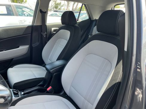 Used 2025 Hyundai Venue SEL FWD image 37