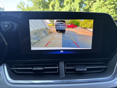 Used 2025 Chevrolet Trax LT FWD image 15