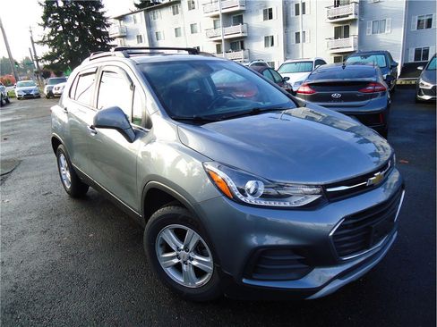 Used 2019 Chevrolet Trax LT w/ LT Convenience Package image 3