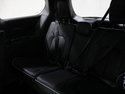 New 2026 Chrysler Pacifica Limited image 10