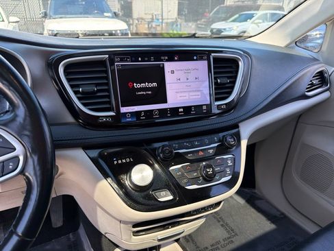 Used 2021 Chrysler Pacifica Touring-L w/ Uconnect Theater Family Group AWD/4WD image 29