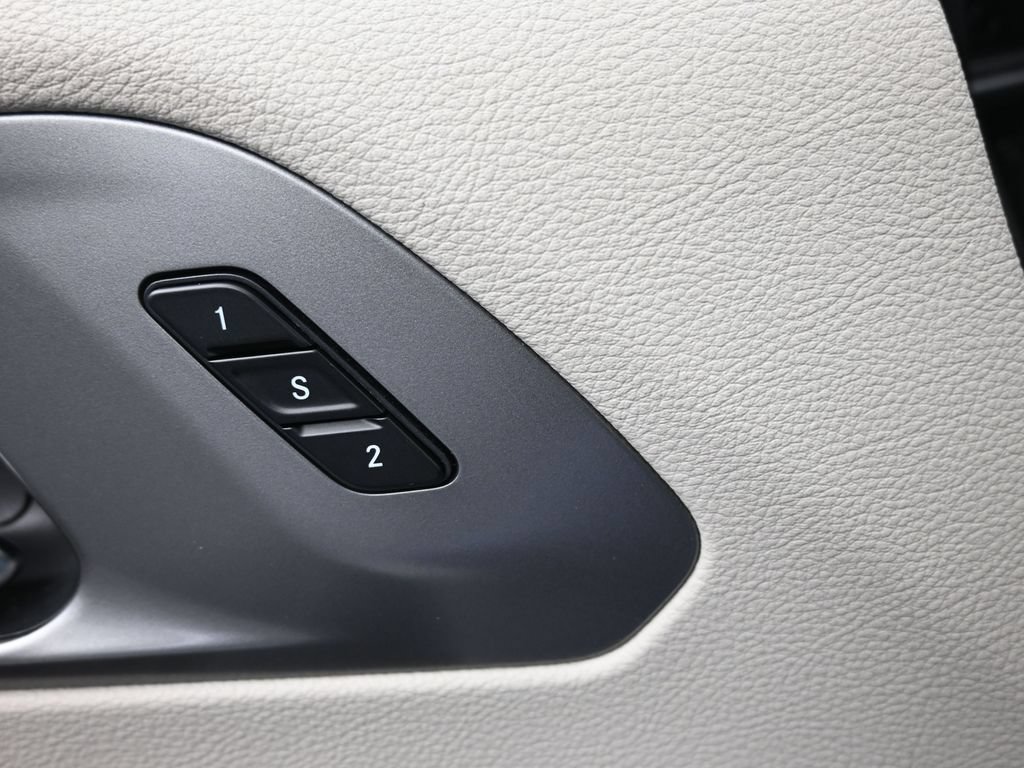 Used 2023 Chrysler Pacifica Touring-L FWD image 19