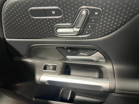 Used 2025 Mercedes-Benz GLB 250 4MATIC image 27