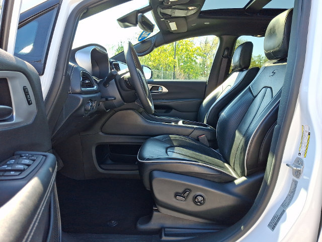 Used 2025 Chrysler Pacifica Limited FWD image 15