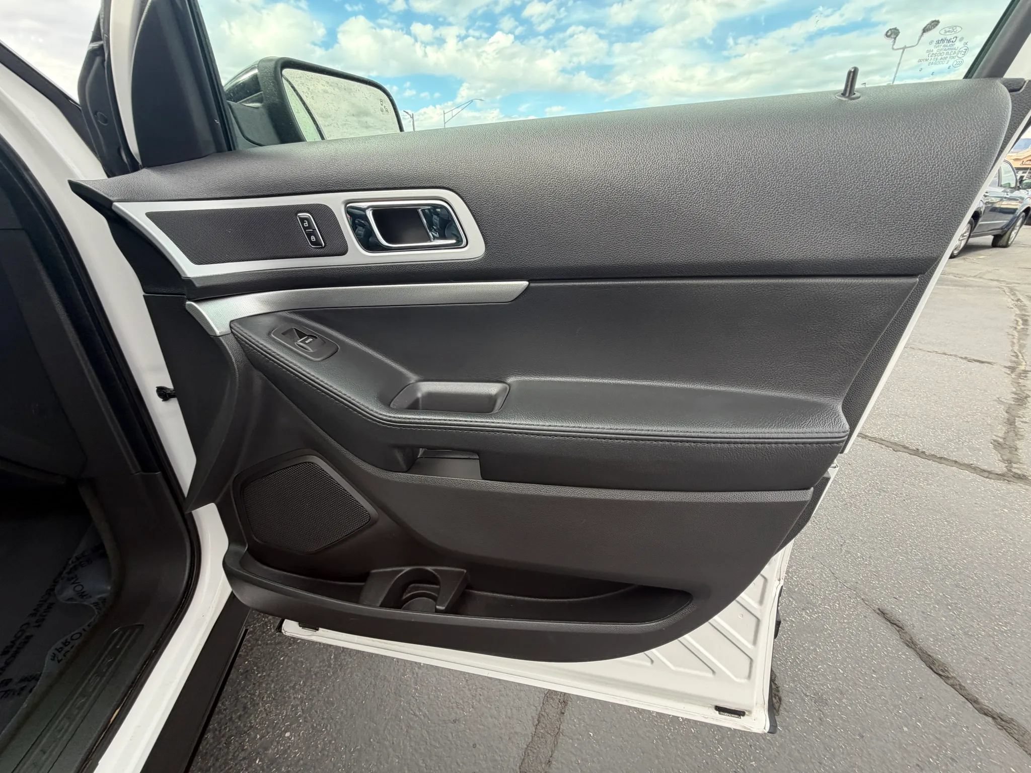 Used 2014 Ford Explorer XLT w/ Equipment Group 202A AWD/4WD image 15