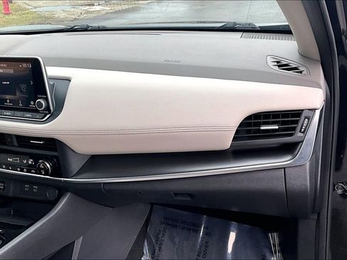 Used 2025 Nissan Rogue SV image 17