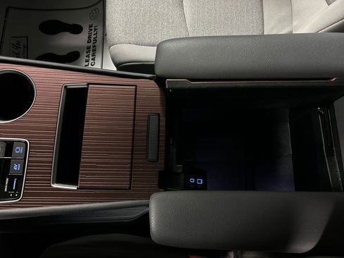 Used 2024 Toyota Sienna LE image 19