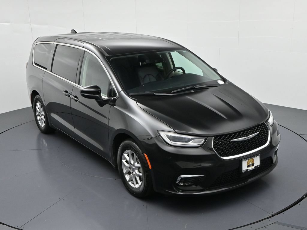 Used 2023 Chrysler Pacifica Touring-L FWD image 28