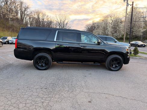 Used 2017 Chevrolet Suburban LT image 4