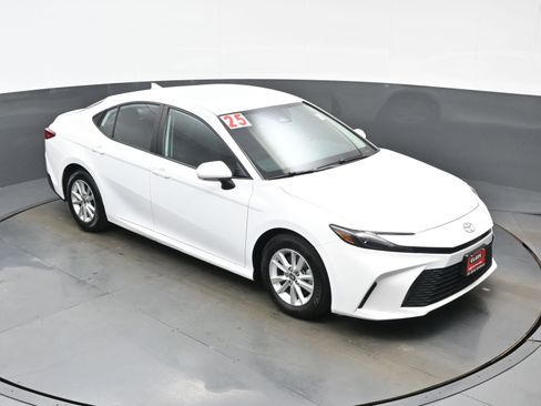 Used 2025 Toyota Camry LE image 33