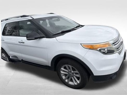 Used 2015 Ford Explorer XLT w/ Equipment Group 202A AWD/4WD image 8