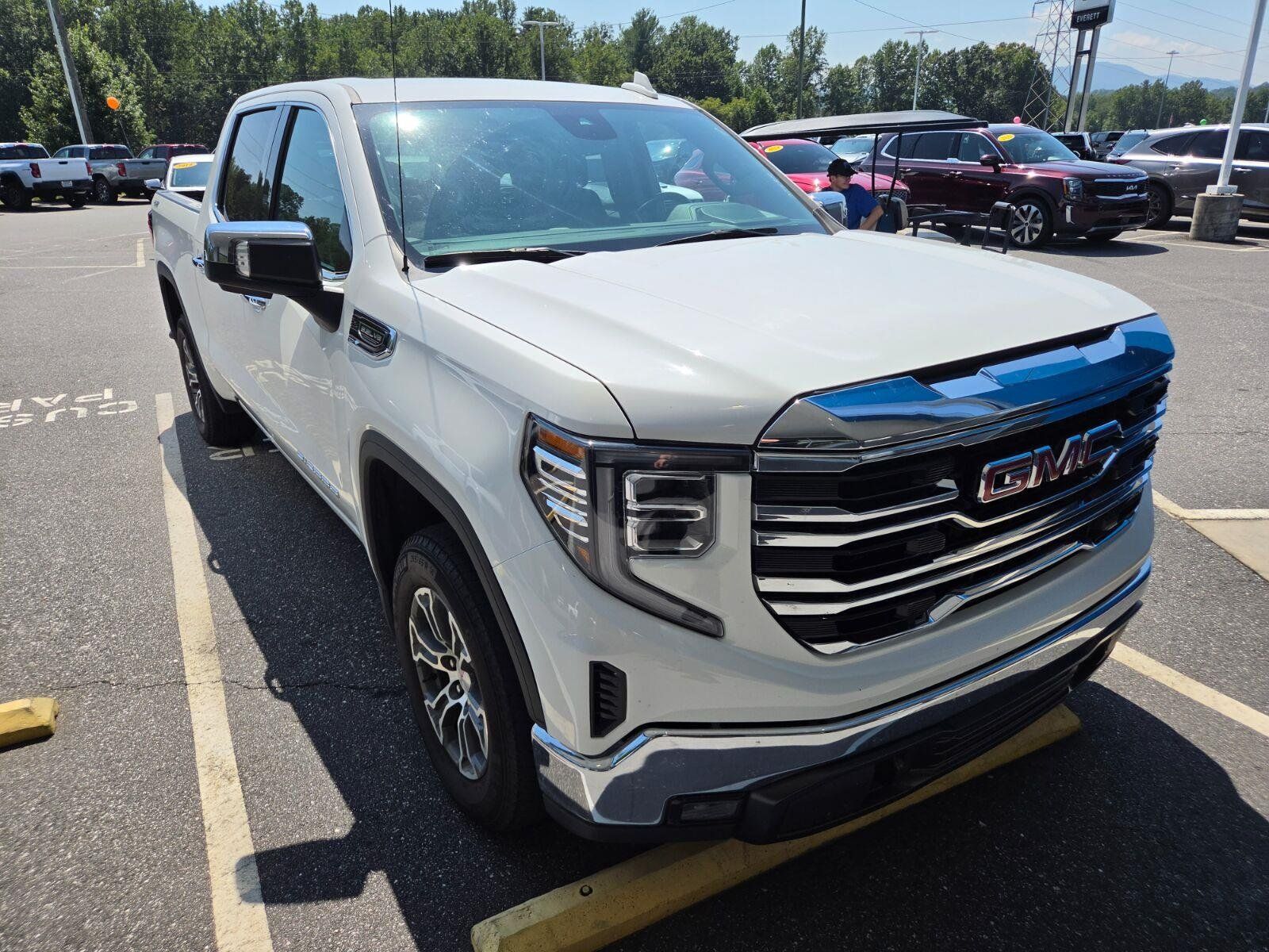 Used 2025 GMC Sierra 1500 SLT AWD/4WD image 3