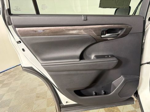 Used 2021 Toyota Highlander Limited FWD image 24