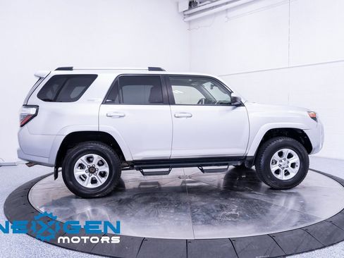 Used 2020 Toyota 4Runner SR5 AWD/4WD image 33