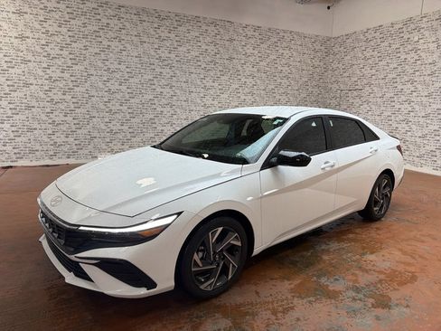 Certified 2025 Hyundai Elantra Sport FWD image 3